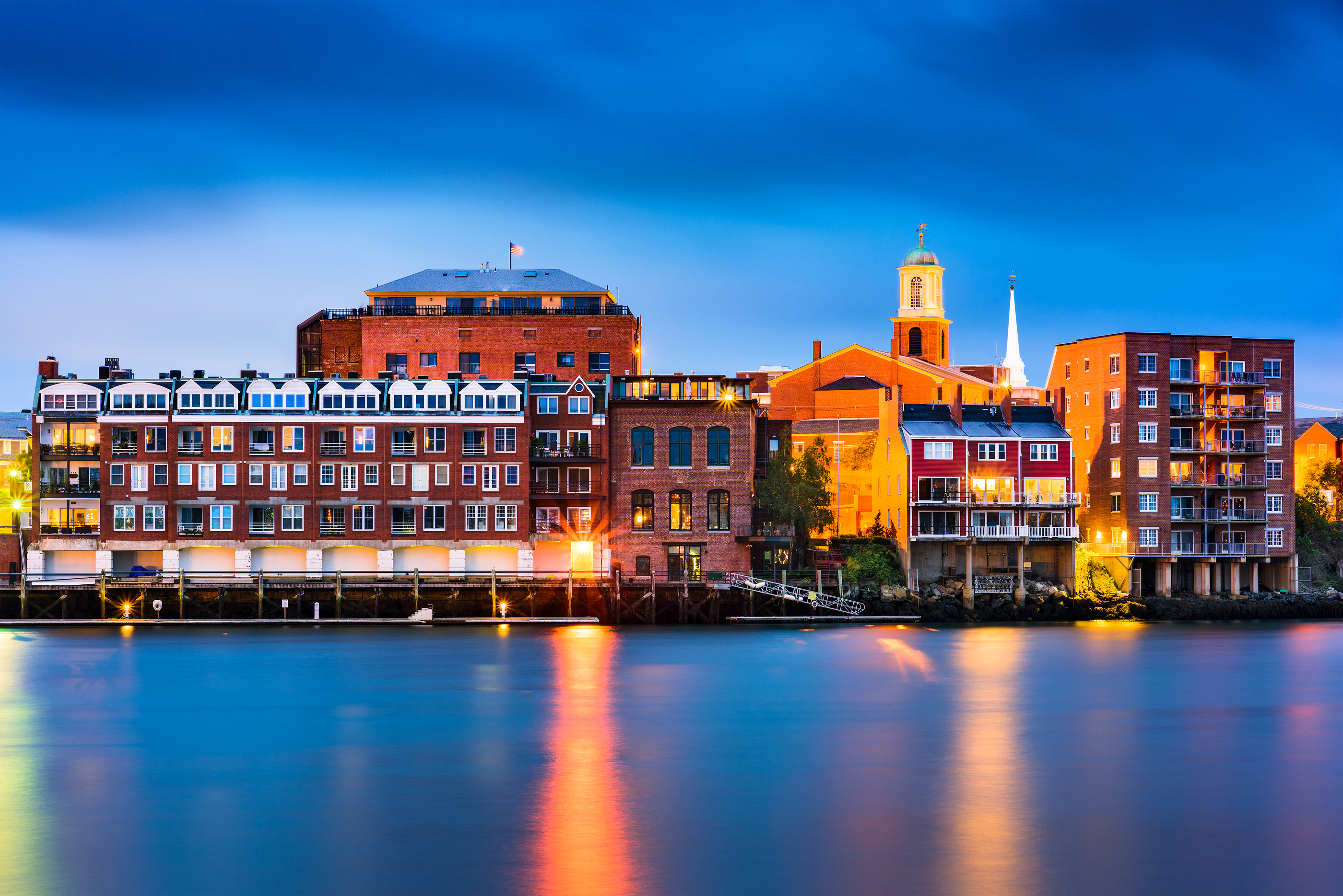 Portsmouth, New Hampshire, USA town skyline on the Piscataqua Ri - Accu-tel